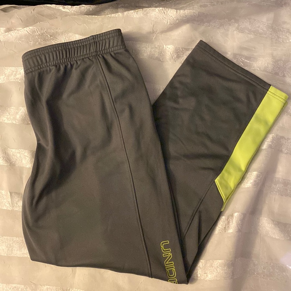 Boy’s UnderArmour track pant with fleece lining, 2 pockets, and drawstring
